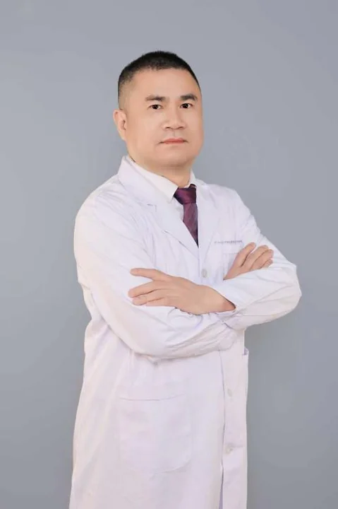 覃伟明照片